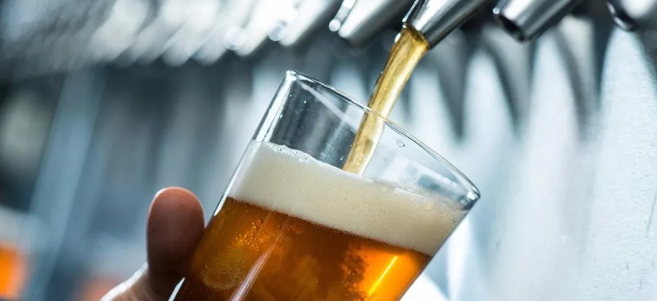天泰精釀啤酒設(shè)備廠分享倒酒方式得講究